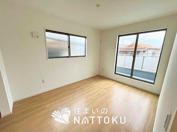 【現地写真（寝室）】木目の美しさを際立たせるシンプルデザインの建具を使用しています。