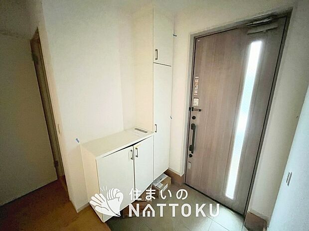 【現地写真（玄関）】玄関には、大型のシューズ収納を設置しています。