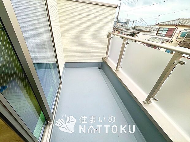 【バルコニー】奥行きが広く、洗濯物をゆったりと干せる十分な広さで、家族の洗濯も捗ります。