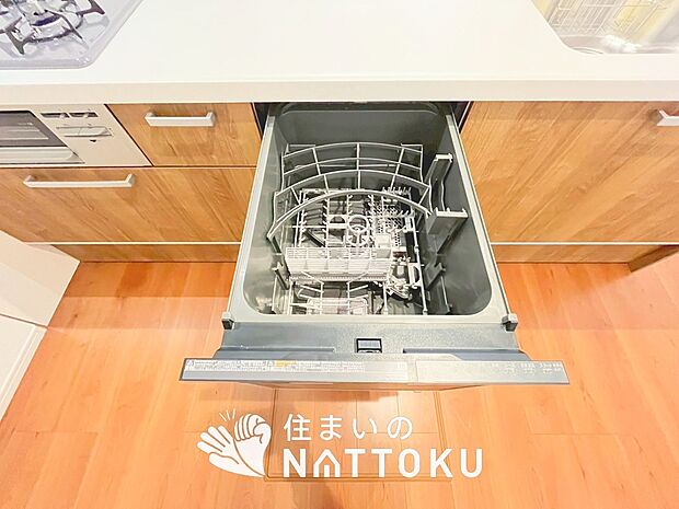【食器洗い乾燥機】食後の時間にゆとりを与えてくれる食器洗い乾燥機。
操作ボタンも上面にあるので、腰をかがめずに操作ができラクラクです。
