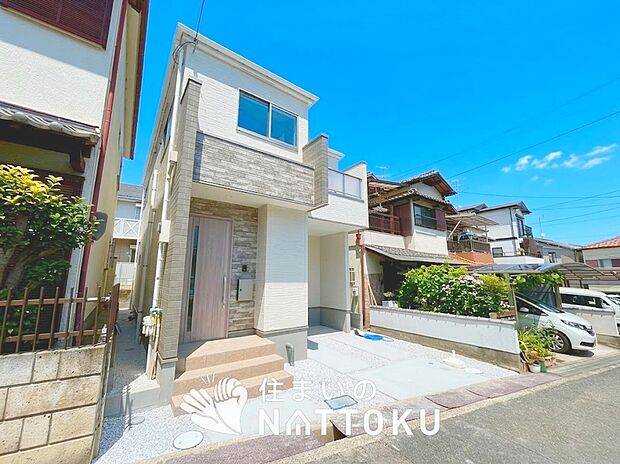 【現地写真（外観）】軽くて火災に強い屋根材を採用し、地震時の建物への負担や揺れを軽減しています。