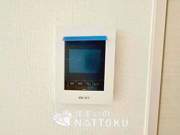 【TVモニター付インターホン】来訪者を画像と音声で確認できる、防犯性に優れた安心のシステム。
スッキリしたデザインで、誰でも簡単に操作できます。
