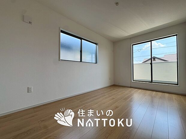 【現地写真（寝室）】木目の美しさを際立たせるシンプルデザインの建具を使用しています。
