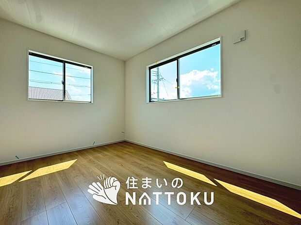 【現地写真（洋室）】木目の美しさを際立たせるシンプルデザインの建具を使用しています。