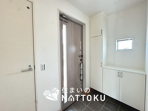 【現地写真（玄関）】玄関には、大型のシューズ収納を設置しています。
