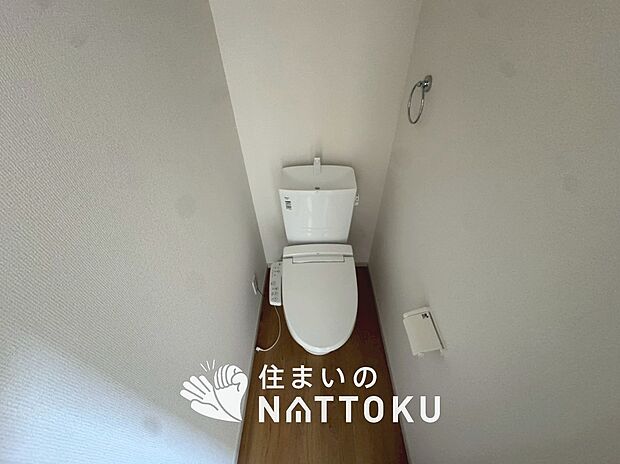 【トイレ】汚れてもサッとひと拭きでお手入れ簡単、エコ仕様の温水洗浄便座付きのトイレです。
バリアフリーにも配慮しています。
