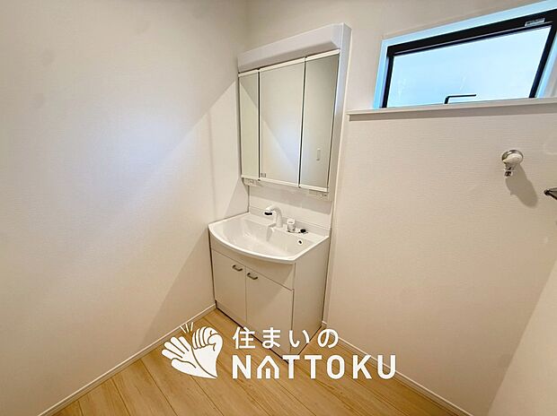 【洗面台・洗面所】鏡の両サイドは、必要なものを取出しやすく、大きな鏡面で朝の準備も快適。
使いやすいリフトアップ機能付きのシングルレバーシャワー水栓付です。
