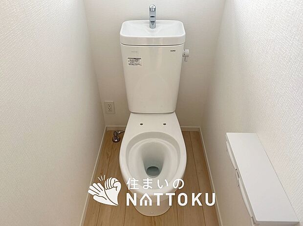 【トイレ】汚れてもサッとひと拭きでお手入れ簡単、エコ仕様の温水洗浄便座付きのトイレです。
バリアフリーにも配慮しています。
