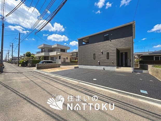 【現地写真（前道含む外観）】軽くて火災に強い屋根材を採用し、地震時の建物への負担や揺れを軽減しています。