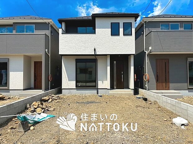 【現地写真（外観）【４号地】】軽くて火災に強い屋根材を採用し、地震時の建物への負担や揺れを軽減しています。