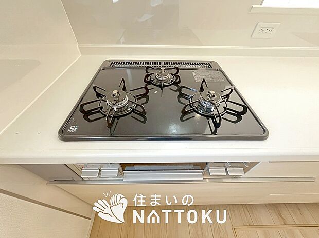 【ビルトインコンロ】フラットな構造で清掃性が高く、過熱防止センサー付３口タイプで日頃の家事も快適です。