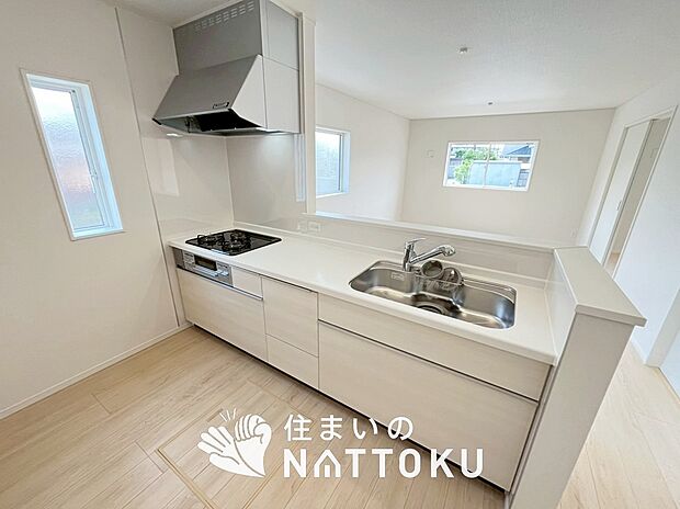【現地写真（キッチン）】収納たっぷりのシステムキッチン、浄水器付水栓を標準装備しています。