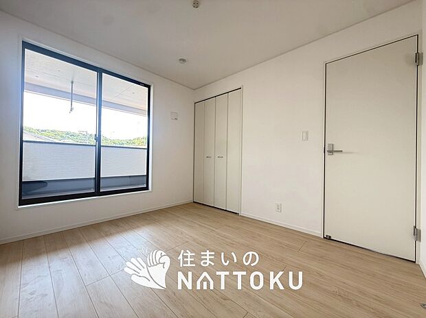 【現地写真（洋室）】木目の美しさを際立たせるシンプルデザインの建具を使用しています。