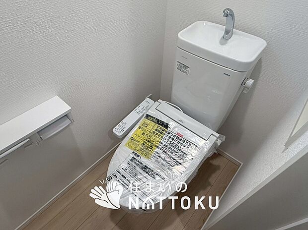 【トイレ】汚れてもサッとひと拭きでお手入れ簡単、エコ仕様の温水洗浄便座付きのトイレです。
バリアフリーにも配慮しています。
