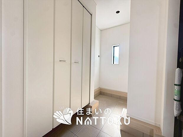 【現地写真（玄関）】玄関には、大型のシューズ収納を設置しています。