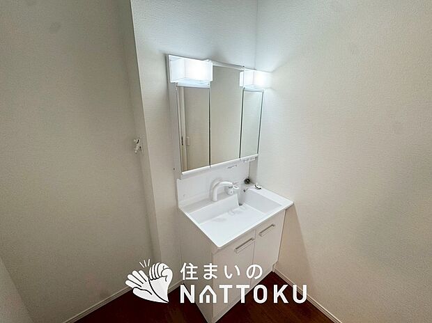 【洗面台・洗面所】鏡の両サイドは、必要なものを取出しやすく、大きな鏡面で朝の準備も快適。
使いやすいリフトアップ機能付きのシングルレバーシャワー水栓付です。