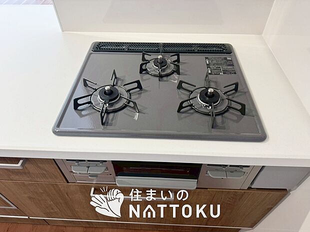 【ビルトインコンロ】フラットな構造で清掃性が高く、過熱防止センサー付3口タイプで日頃の家事も快適です。