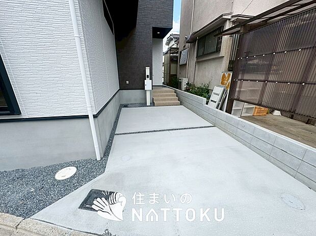 【現地写真(駐車場)】駐車スペースが広く、運転が苦手な方も安心です。