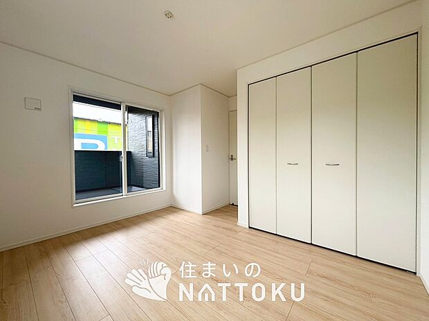 【現地写真（寝室）】木目の美しさを際立たせるシンプルデザインの建具を使用しています。