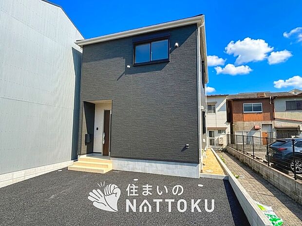 【現地写真（外観）】雨で汚れを落とし、耐久性・耐候性に優れた外壁を使用しています。