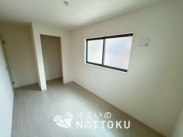 【現地写真（洋室）】木目の美しさを際立たせるシンプルデザインの建具を使用しています。