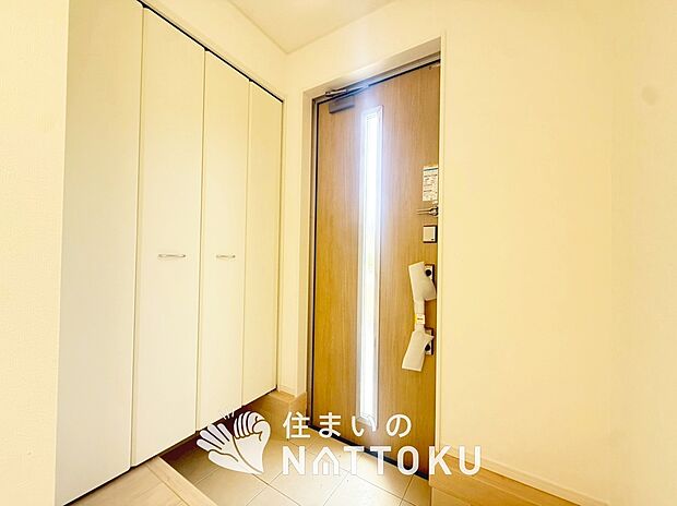 【現地写真(玄関)】玄関には、大型のシューズ収納を設置しています。