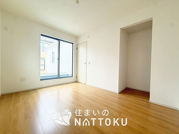 【現地写真（寝室）】木目の美しさを際立たせるシンプルデザインの建具を使用しています。
