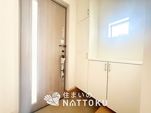 【現地写真（玄関）】玄関には、大型のシューズ収納を設置しています。