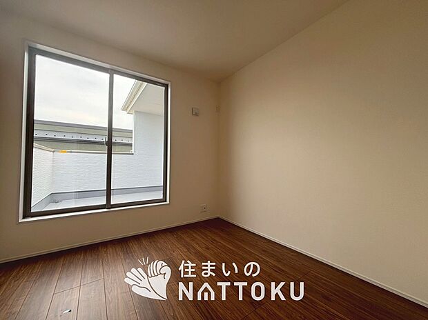 【現地写真（洋室）】木目の美しさを際立たせるシンプルデザインの建具を使用しています。