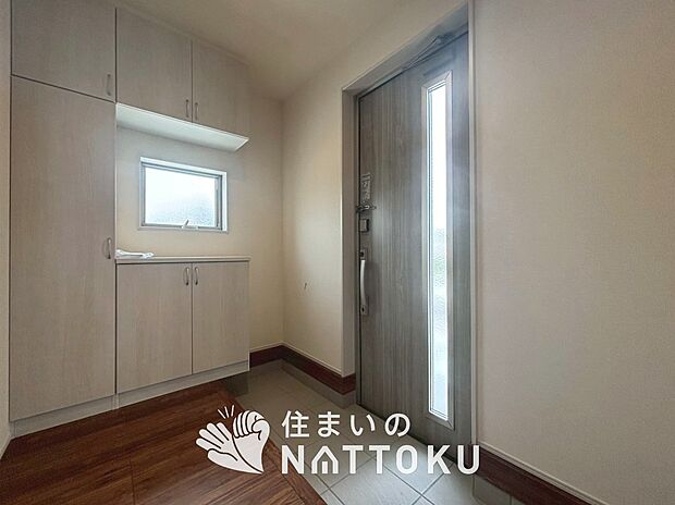 【現地写真（玄関）】玄関には、大型のシューズ収納を設置しています。