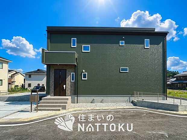 【現地写真（外観）【２号地】】軽くて火災に強い屋根材を採用し、地震時の建物への負担や揺れを軽減しています。