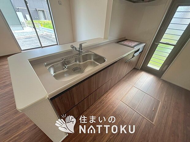 【現地写真（キッチン）】収納たっぷりのシステムキッチン、浄水器付水栓を標準装備しています。