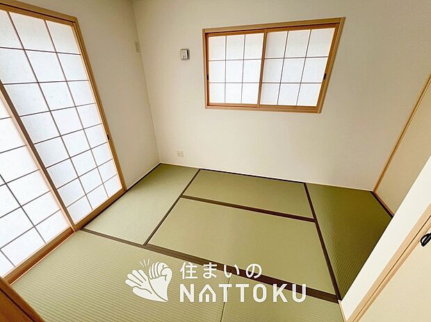 【現地写真（和室）】大壁仕様の新和室。くつろぎの空間です。