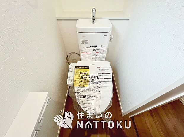 【トイレ	 】汚れてもサッとひと拭きでお手入れ簡単、エコ仕様の温水洗浄便座付きのトイレです。
バリアフリーにも配慮しています。
