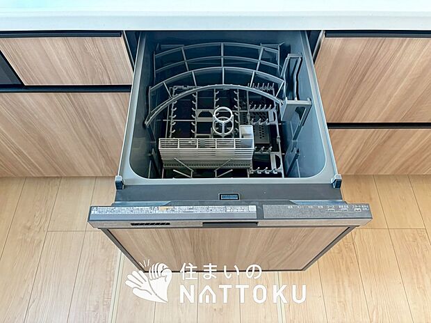 【食器洗い乾燥機】食後の時間にゆとりを与えてくれる食器洗い乾燥機。
操作ボタンも上面にあるので、腰をかがめずに操作ができラクラクです。
