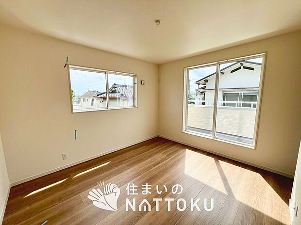 【現地写真（寝室）】木目の美しさを際立たせるシンプルデザインの建具を使用しています。