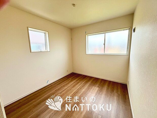 【現地写真（洋室）】木目の美しさを際立たせるシンプルデザインの建具を使用しています。