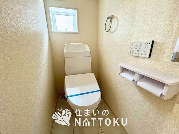 【トイレ】汚れてもサッとひと拭きでお手入れ簡単、エコ仕様の温水洗浄便座付きのトイレです。
バリアフリーにも配慮しています。
