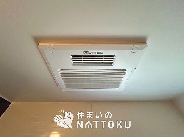 【電気式浴室暖房換気乾燥機】寒い冬場はあたたかく、暑い夏場は扇風機のような心地よさです。
雨の日は、浴室が衣類乾燥スペースになります。
