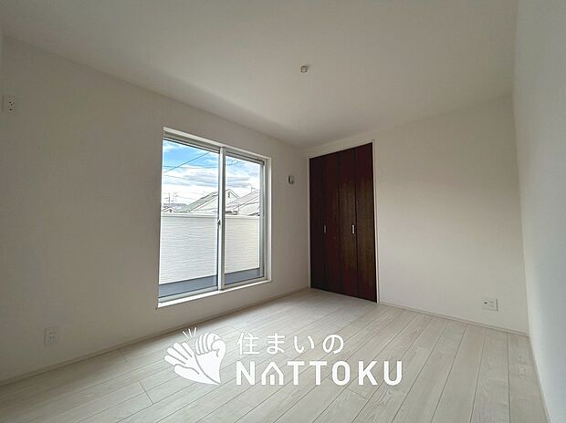 【現地写真（寝室）】木目の美しさを際立たせるシンプルデザインの建具を使用しています。