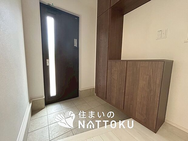 【現地写真（玄関）】玄関には、大型のシューズ収納を設置しています。