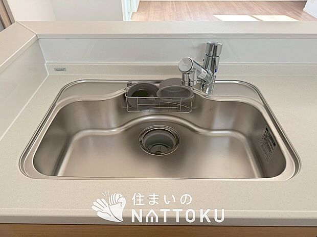 【浄水器内臓ハンドシャワー付シンク】広々とした凸型シンクに洗剤ポケットを標準装備。すっきり収納できます。
また、蛇口の先端に浄水器を内蔵しているため場所をとりません。
