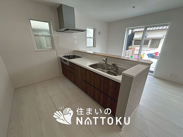 【現地写真（キッチン）】収納たっぷりのシステムキッチン、浄水器付水栓を標準装備しています。