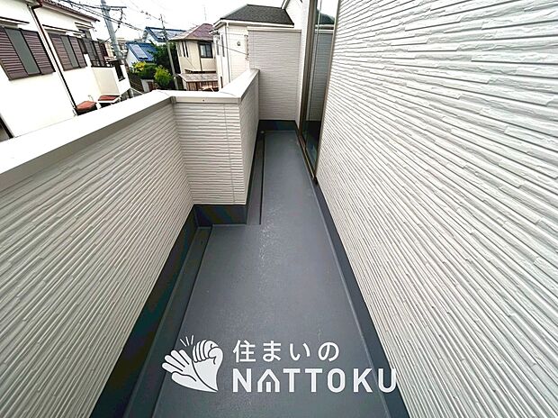 【バルコニー】奥行きが広く、洗濯物をゆったりと干せる十分な広さで、家族の洗濯も捗ります。