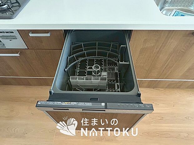 【食器洗い乾燥機】食後の時間にゆとりを与えてくれる食器洗い乾燥機。
操作ボタンも上面にあるので、腰をかがめずに操作ができラクラクです。

