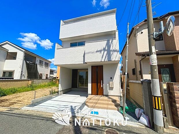 【現地写真（街並み）】雨で汚れを落とし、耐久性・耐候性に優れた外壁を使用しています。