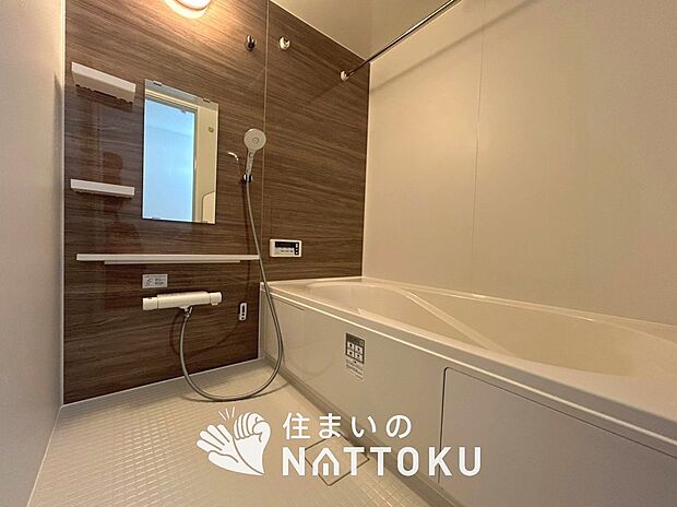 【現地写真（浴室）】浴室暖房乾燥機付き。１坪タイプで広々です。