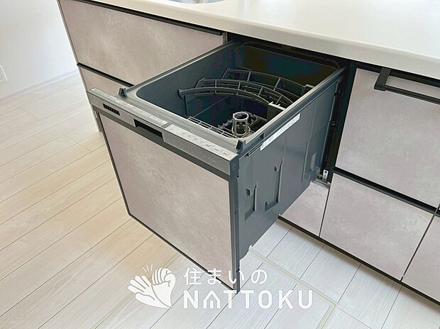 【食器洗い乾燥機】食後の時間にゆとりを与えてくれる食器洗い乾燥機。
操作ボタンも上面にあるので、腰をかがめずに操作ができラクラクです。
