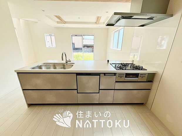 【現地写真（キッチン）】収納たっぷりのシステムキッチン、浄水器付水栓を標準装備しています。