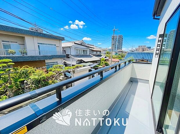 【バルコニー】奥行きが広く、洗濯物をゆったりと干せる十分な広さで、家族の洗濯も捗ります。